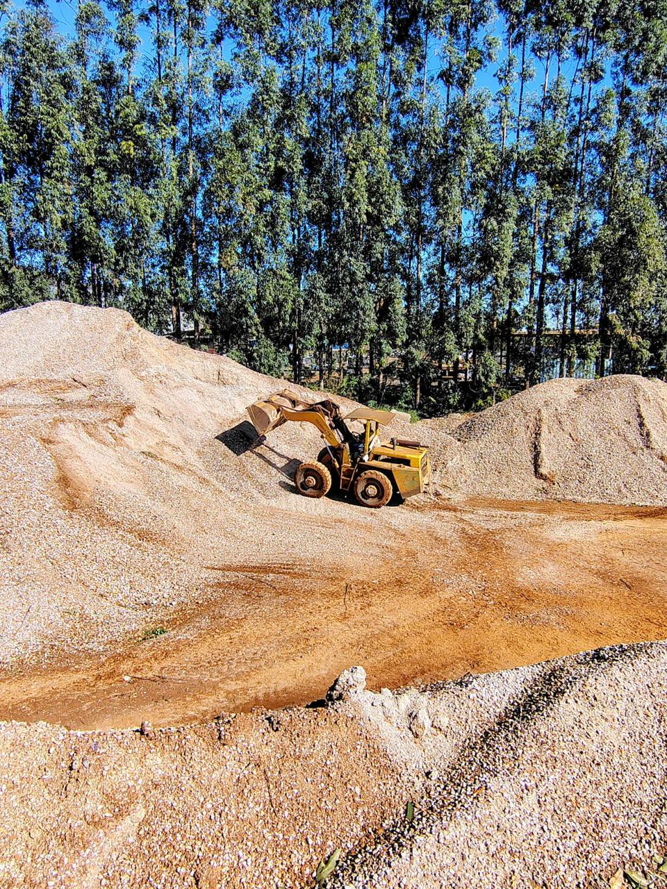 Pa carregadeira em operacao